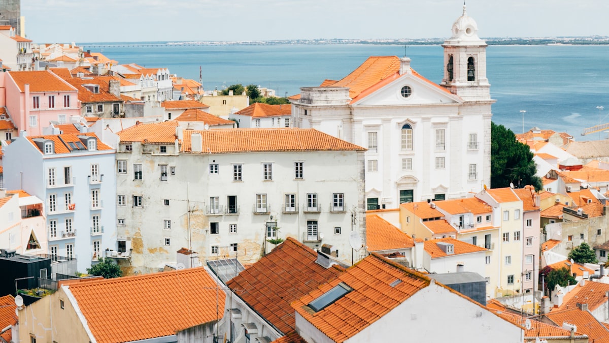 Cafés, espaços de coworking e a qualidade de vida atraem trabalhadores remotos de todo o mundo para Portugal.